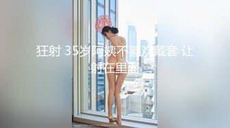 人妻奶妈水做的骚女人，全程露脸黑丝情趣诱惑，舔弄假鸡巴的样子好骚，用奶水射狼友，道具抽插骚穴浪叫呻吟