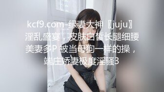 成人电影院艳遇~无法忍受的西装男直接把鸡巴塞进陌生人口中,当众开操