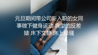  风情嫩妹露脸趴在纹身大哥胯间舔弄大鸡巴，开档黑丝激情上位主动抽插让大哥玩弄奶头