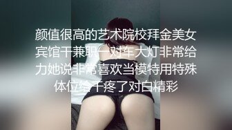 最新全镜偷窥黑衣牛仔裙美眉嘘嘘