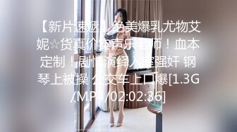 骚妇仰面躺床边舔老公大吊 老公手持自拍杆拍摄 真吊