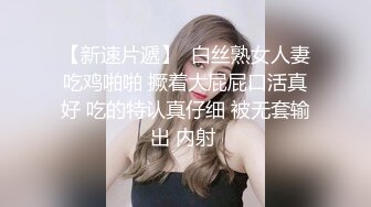 窗外偷拍邻居家眼镜妹洗澡,脱光衣服坐在马桶上玩手机,反正她眼睛高度近视,也不怕她发现