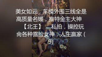 一镜到底真实偸拍温泉洗浴女士区内部春色，亮点有点多，熟女少妇少女同框，超极品吊钟巨乳眼镜人妻肉肉的真好看