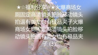  小哥的乖乖小可爱女友全程露脸在镜头前让小哥玩，亲着小嘴玩奶子抠逼，攥着小哥的鸡巴