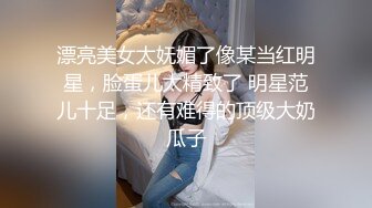 我也来玩弄一下老骚货，不然她老公有意见！