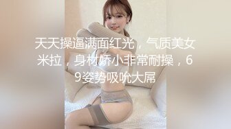 双马尾萝莉小姐姐陪眼镜大叔逛街宽松的卡通裙弯腰下蹲的时候内裤直接露出来了中间湿了一块逼痕迹明显