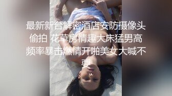 齐逼牛仔短裤黑丝骚女舔屌足交一脸享受脱下黑丝掰穴扣弄