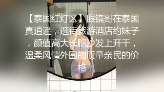 ❤️√为了追求刺激带两个牛仔裤高跟鞋美女闺蜜在公厕操，刺激度拉满！两个妹子身材颜值太高 