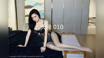 猎奇慎入有点恶心又搞笑  变态佬偷拍一位醉酒女生上公厕  本来想伸手去摸她的逼反倒被糊了一手屎