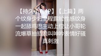 黑丝女仆两个年轻的小骚妹让两小哥床上玩弄，大姨妈都来了还骚呢，道具摩擦激情爆草，给大哥套着包皮吹鸡巴