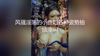 丰乳肥臀新人肉感短发美女小尺度诱惑，撩起内衣露出大白美乳，跳蛋塞内裤震动，掰穴用火腿肠摩擦阴蒂