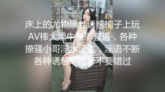   年轻小情侣条件艰苦也在坚持直播，无套啪啪姿势花样多最后射在肚子上