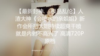 漂亮少妇3P 过来舔逼 小声一点隔壁听到投诉 你温柔一点 开始还有点害羞 被两哥们连续爆力输出 爽叫连连满脸绯红