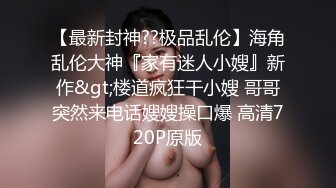 这种刺激 自动电梯抄底漂亮美女们 都是长裙子只能冒险撩裙偷窥 差点被一个漂亮大姐发现