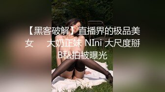 19清纯眼镜妹，特别粉嫩小穴，被闺蜜摸奶掰穴，很是粉嫩紧致，翘起屁股特写，被捅黄瓜，让人欲罢不能