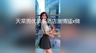 2/3最新 极品俩眼镜女身材丰满鲍鱼逼肥美与面具大吊男玩3P大战VIP1196