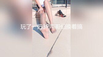  小骚逼露脸洗干净了伺候小哥哥诱惑狼友，舔鸡巴的样子好骚吸蛋蛋，深喉抽插，后入草屁股