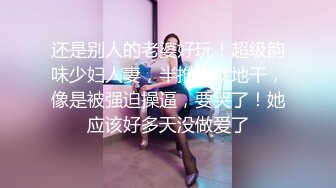  邪恶的房东门缝偷窥美女租客洗澡