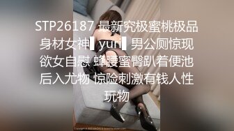 -可乐酒瓶塞进逼抽插 尿道塞玻璃道具拔出来就喷 整只手塞进逼里