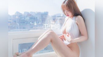 年龄不大却很骚00后嫩妹子，无毛极品肥穴假屌猛捅，骑乘抽插高潮出水，掰穴特写扣弄，小穴很紧致淫骚