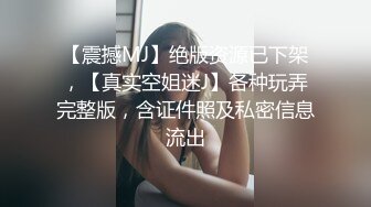 穿着浅蓝色轻飘飘百褶裙美女逛街裙子被风吹起内裤全露出发现用手去捂已经晚了