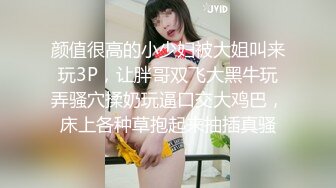 震撼！淫荡骚妇，疯狂露出，【生理老师在户外】餐厅对面大叔看的目瞪口呆 (1)