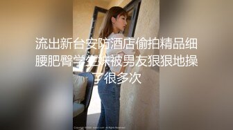 漂亮好身材妹子约到家里脱光光趴在腿上看视频这好性福啊