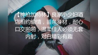 退休老师跟好姐妹陪小哥一起大秀直播，全程露脸颜值不错玩弄小哥大鸡巴