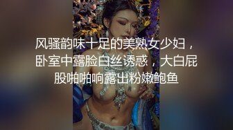   风骚的人妻少妇在家跟排骨哥激情啪啪，活好不粘人交大鸡巴，让小哥在沙发上多体位爆草抽插