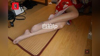 【新片速遞】颜值不错的风骚女模特，大辫子漏出骚奶子诱惑狼友跟两位大哥激情3P，让小哥吃奶玩逼轮流爆草抽插，浪叫呻吟[1.4G/MP4/02:14:29]