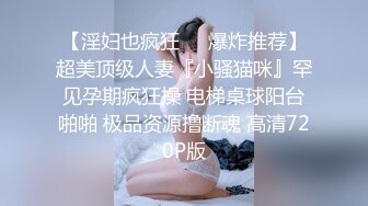 歌厅探花专攻KTV小姐姐，叫了个苗条短裤妹子两男一女3P，一前一后口交后入猛操，一个操完另一个继续