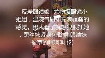 骚逼女朋友给我在宾馆口交深喉，整个鸡巴都吞进去。