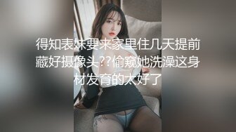 颜值不错的风骚女模特，大辫子漏出骚奶子诱惑狼友跟两位大哥激情3P，让小哥吃奶玩逼轮流爆草抽插，浪叫呻吟