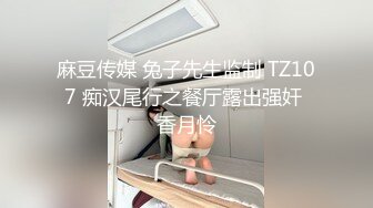 极品兼职女神，妹子偶尔接接单，苗条大长腿，穿上小吊带开档丝袜