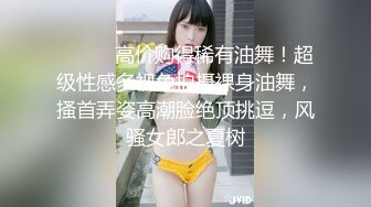  床上4个中年妇女互相玩弄，吃奶玩逼浪荡呻吟，看的大哥欲火焚身加入战场