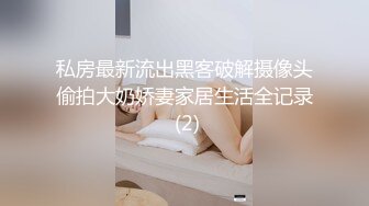 约肏调教小母狗的时候给骚逼女炮友打电话，炮友一边聊天一边伸舌头舔一边自摸奶子自慰