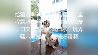 一字马极品女神床上劈叉露逼给金主爸爸操，水嫩美穴太紧了，只能轻轻的插进去。