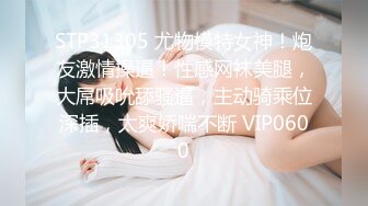 瘦瘦欧美妞，蹲下卖力口交，深喉打飞机逼里塞个跳蛋，背着足交手指扣菊花