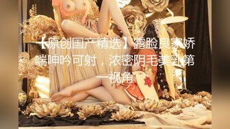 眼镜哥去刚离婚的女同事家里让她穿上情趣丝袜