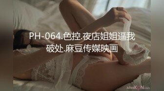 披个外套酷酷短发妹子 蹲着舔屌在沙发上开操 坐上来插入上下套弄 高难度姿势抱起来操