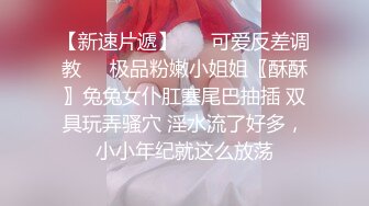 性感黑丝少妇，半蹲着尿尿 尿液喷涌而出，屁眼还放了两次气体出来 噗，骚货的逼逼！