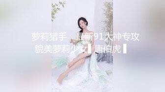 大眼可爱妹子脱掉后露出极品粉色蝴蝶鲍鱼，手指抠逼自慰