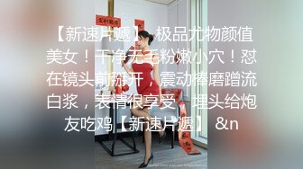    上面在玩吃鸡下面美女吃JB ，极品美女趴在桌子下交 ，吸吮大屌用脚磨蹭小穴 ，顶级蜜桃臀