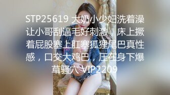 动漫展尾随两个穴肥沟深绝色小美女 从前面看到一撮阴毛钻出来了