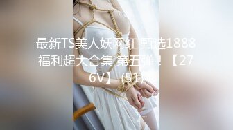 【新片速遞】尾随偷拍❤️超短百褶裙美女逛街..丝袜裆部都露到外面了❤️青花瓷包臀裙骚货小姐姐..粉色窄内中间湿了一块