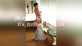 【新片速遞】 人妻骚妇的3P，伺候两个大哥全程露脸，口交两个大鸡巴，被大哥轮草抽插各种姿势，射完了抱在怀里抠逼给狼友看