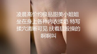 女孩一边用舌头舔乳头，一边摩擦坚硬的阴茎