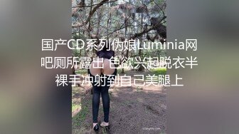 专找阿姨玩小伙特殊癖好钟爱熟女，被两小伙各种摸，转战到床上抬腿侧入，上位骑乘前后蠕动