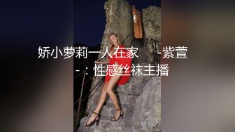 无毛逼白虎小妹的诱惑，被小哥按着头舔弄大鸡巴，激情上位让小哥亲嘴吃奶子，压在身下爆草抽插