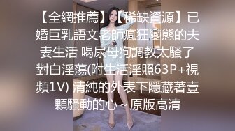 小哥用手机黑屏偷录合租妹子用小盆子洗逼逼,妹子好几次疑惑的看镜头好在看我手机是黑屏的没起疑心